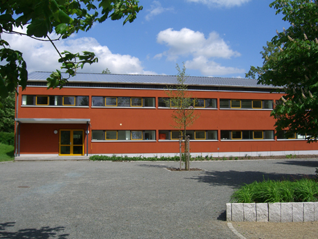 die sanierte turnhalle auf dem grundstck der schule